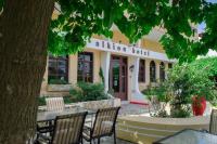 Alkion Hotelにあるレストランまたは飲食店