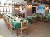 ein Esszimmer mit grünen Tischen und Stühlen in der Unterkunft Agriturismo le Campanelle - Sicilia - Cefalù in Lascari