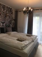 A bed or beds in a room at Enjoyit Rooms