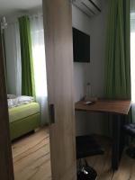 A bed or beds in a room at Enjoyit Rooms