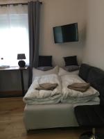 A bed or beds in a room at Enjoyit Rooms
