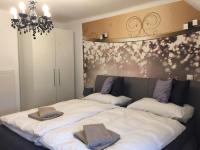 A bed or beds in a room at Enjoyit Rooms