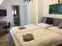 A bed or beds in a room at Enjoyit Rooms