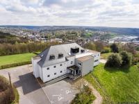 - une vue aérienne sur une maison blanche sur une colline dans l&#39;établissement Gîte Kaleo Eupen Jugendherberge, à Eupen