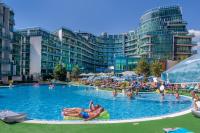 Una gran piscina con mucha gente en ella. en Hotel Primorsko Del Sol, en Primorsko