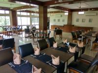 een restaurant met tafels en stoelen met servetten erop bij Polo Tura Hotel in Tura