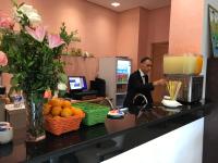 Členové personálu v ubytování Hotel AL KARMEL
