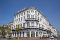 Un gran edificio blanco en una calle de la ciudad. en Fletcher Hotel-Restaurant Middelburg, en Middelburg
