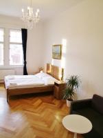 Letto o letti in una camera di Old Town Square Apartments