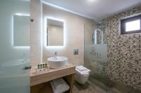 Kúpeľňa v ubytovaní Yianna Caravel Suites "by Checkin" adults only