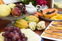 a table topped with lots of fruits and vegetables at Pousada Casa do Catavento in Búzios