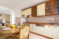 Kuchyň nebo kuchyňský kout v ubytování Apartments Ukic