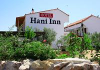 Un cartel de hotel en el lateral de un edificio en Hani Inn, en Ligourio