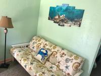 Ein Sitzbereich in der Unterkunft South Beach Inn - Cocoa Beach