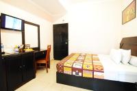Un dormitorio con una cama, un escritorio y una computadora. en Hotel Panorama, en Tanjung Pinang