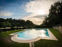 Bazén v ubytovaní Residence Terme Di Sorano alebo v jeho blízkosti