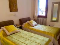 Łóżko lub łóżka w pokoju w obiekcie La Loggia Al Duomo - Treviso