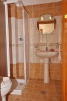 A bathroom at Alexandra Studios