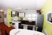Kuchyňa alebo kuchynka v ubytovaní Apartmani Nova