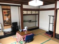 会津若松市にある二洸旅館のテーブルとテレビのあるリビングルーム