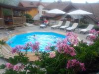 The swimming pool at or close to Hotel El Mondin