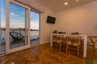 Televízia a/alebo spoločenská miestnosť v ubytovaní Apartments Sea