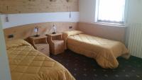 A bed or beds in a room at Hotel El Mondin