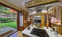 Kuchyňa alebo kuchynka v ubytovaní Villa Veneziano Suites & Villa