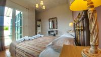 A bed or beds in a room at Villa Del Sol