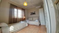 A bed or beds in a room at Villa Del Sol