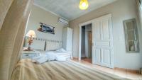 A bed or beds in a room at Villa Del Sol