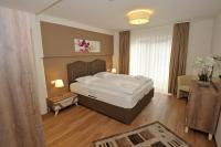 A bed or beds in a room at Sunshine Apartments - Great Mountain View