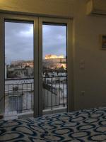 Posteľ alebo postele v izbe v ubytovaní Mind-blowing Acropolis View Apt