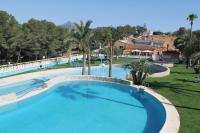 Una vista aérea de una piscina en un complejo turístico. en Aparthotel Bahia Pinosol, en Jávea