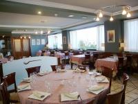 Reštaurácia alebo iné gastronomické zariadenie v ubytovaní Hotel Restaurante El Tollo
