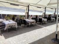 Reštaurácia alebo iné gastronomické zariadenie v ubytovaní Hostal Meson la Cadena