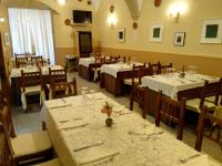 Reštaurácia alebo iné gastronomické zariadenie v ubytovaní Hostal Meson la Cadena