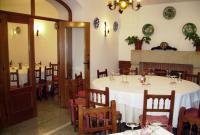 Reštaurácia alebo iné gastronomické zariadenie v ubytovaní Hostal Meson la Cadena