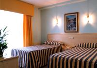 Postel nebo postele na pokoji v ubytování Hotel Mediterráneo