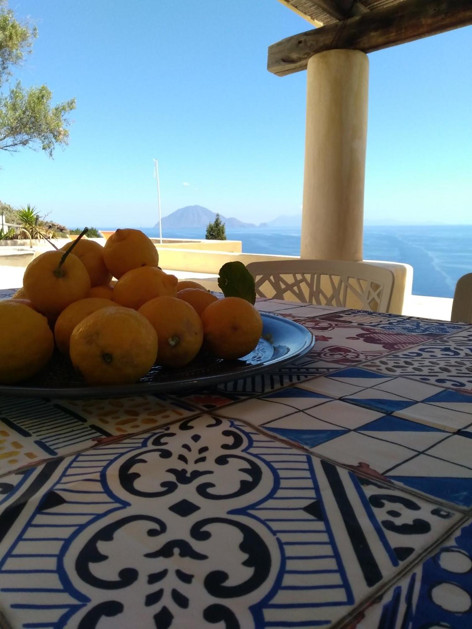 Alicudi Giardino dei Carrubi- al gradino 365