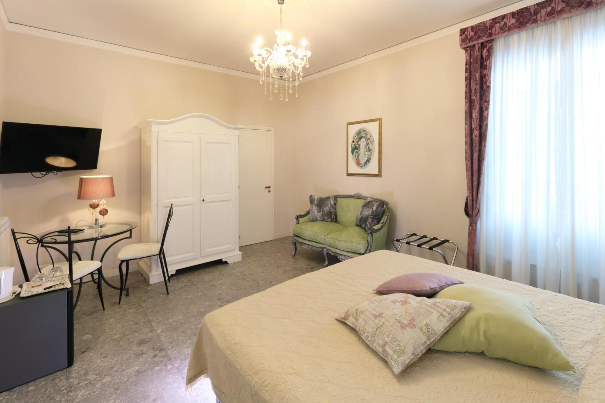 Porta Di Mezzo Luxury Suites & Rooms