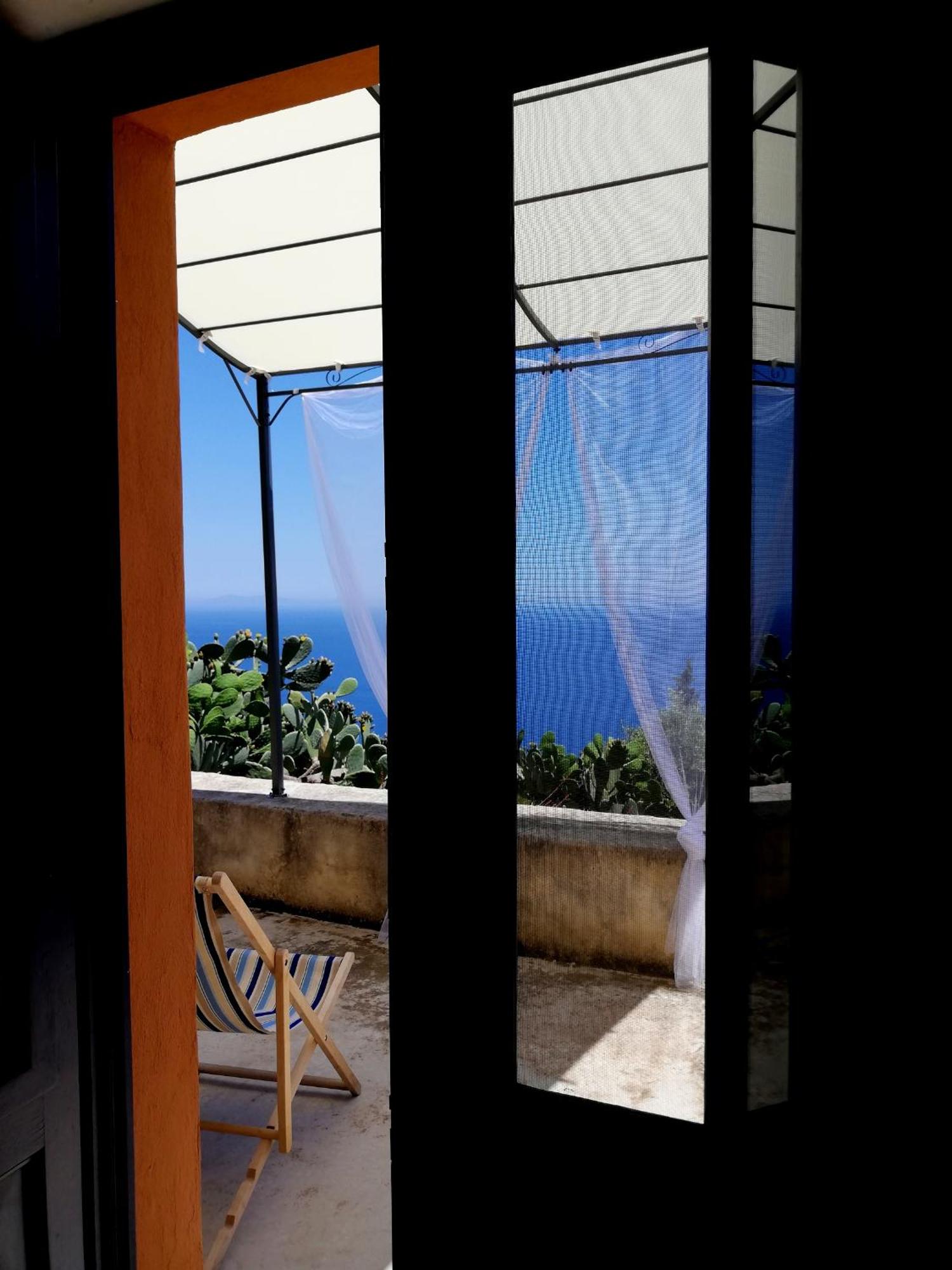 Alicudi Giardino dei Carrubi- al gradino 365