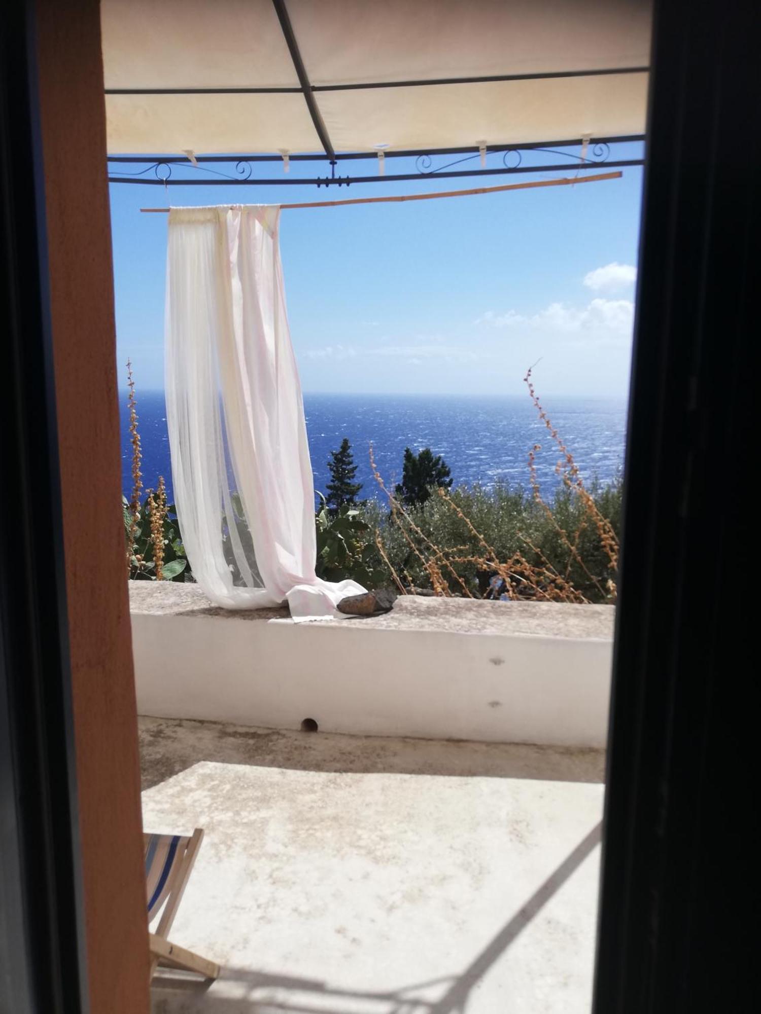 Alicudi Giardino dei Carrubi- al gradino 365