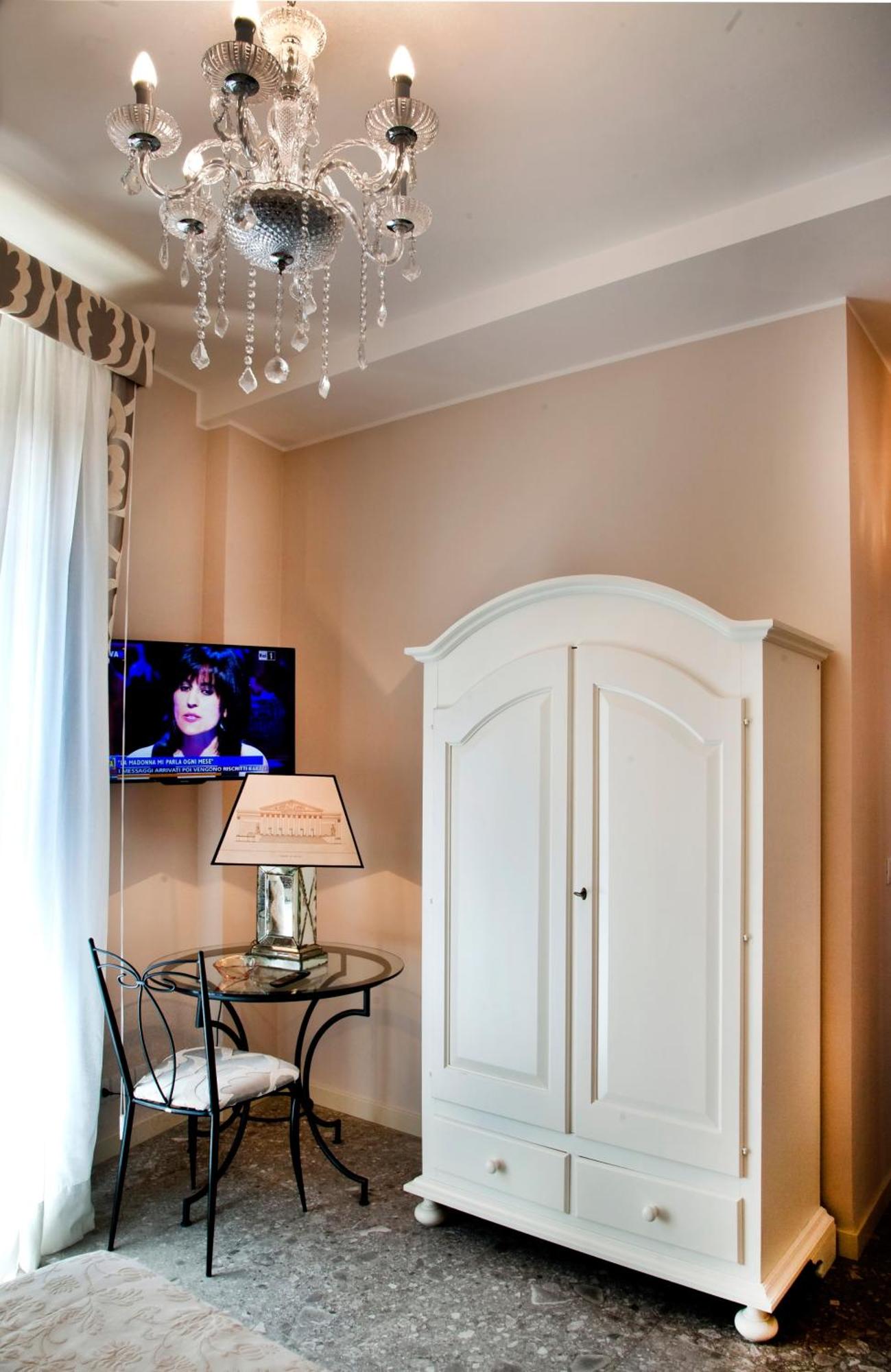 Porta Di Mezzo Luxury Suites & Rooms