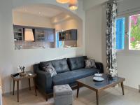 Reginas Studios & Apartments- Blue Flower apartment