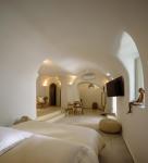 Oia Treasures Art Suites