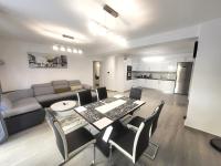Dual Delights- Romantic Jacuzzi Suite and Spacious Family Apartment-Metro station 180m