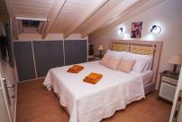 Melina's Bright Apartment, Viros