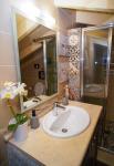 Melina's Bright Apartment, Viros