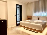 Triple A - Chic & Elegant by the Market - FREE parking!